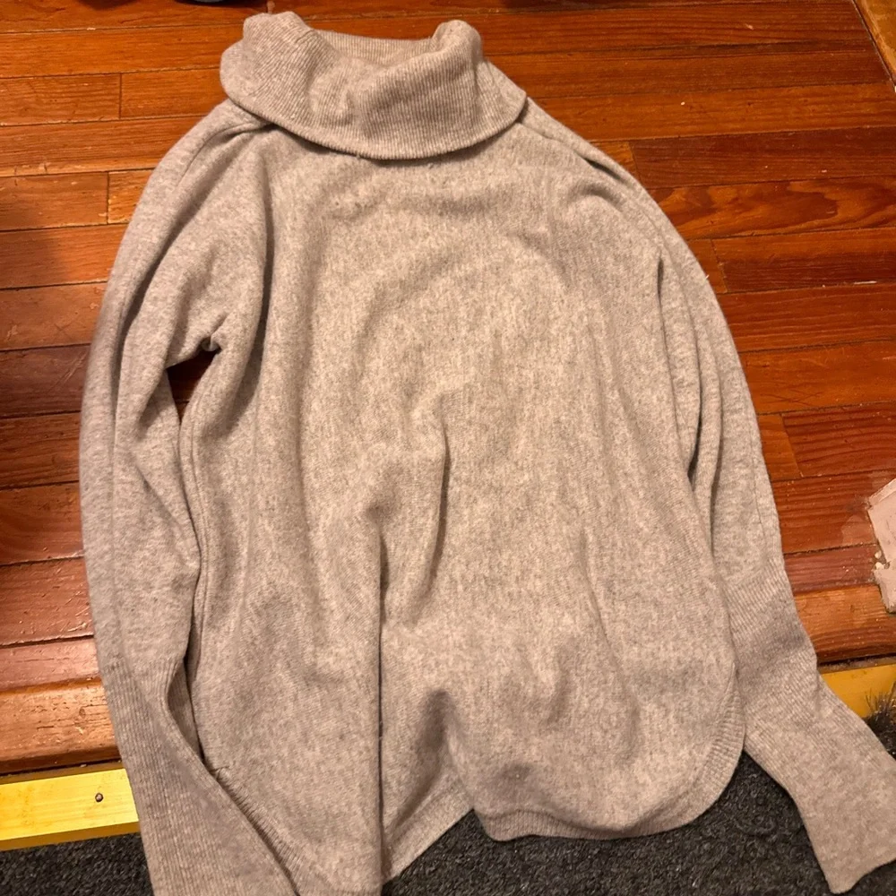 Cozy 2-ply 100% cashmere Gray Turtleneck Sweater size small